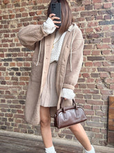 Charger l&#39;image dans la galerie, Manteau taupe moumoute
