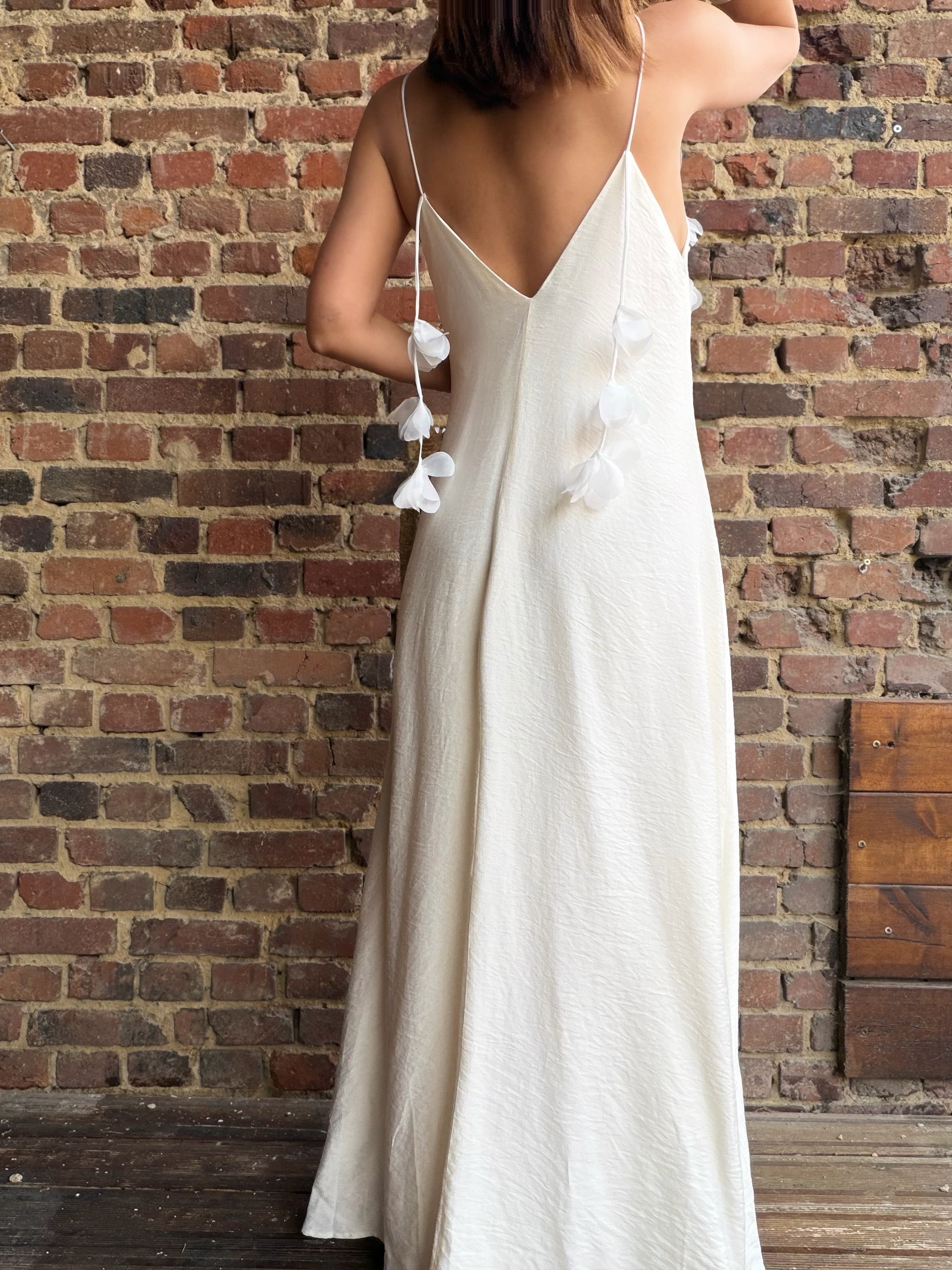 Robe longue blanche à bretelles et fleurs