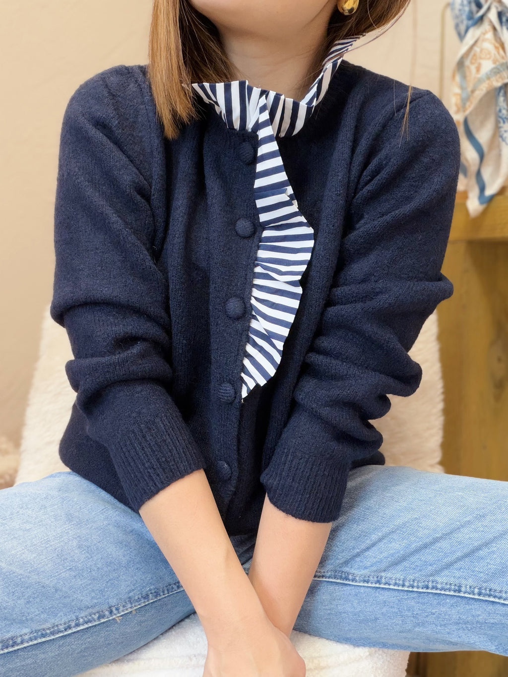 Gilet bleu marine col à rayures