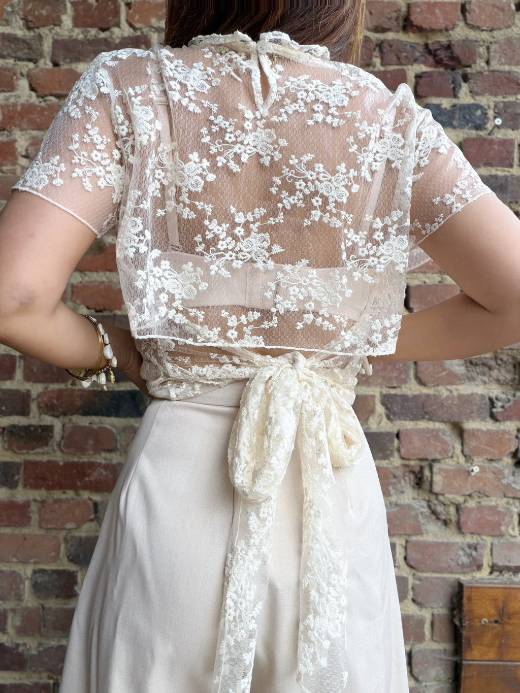 Top dentelle beige nœud dans le dos