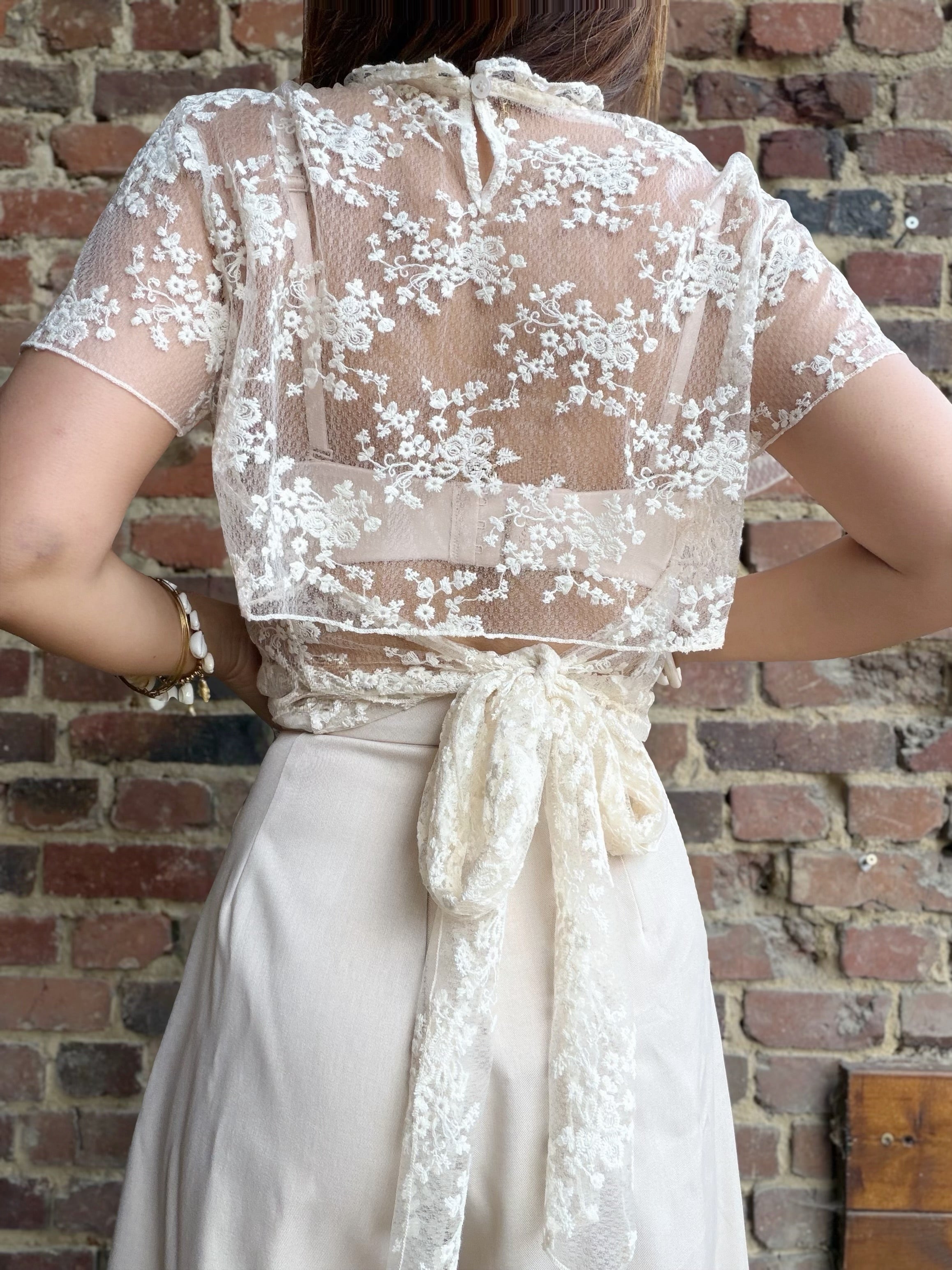 Top dentelle beige nœud dans le dos