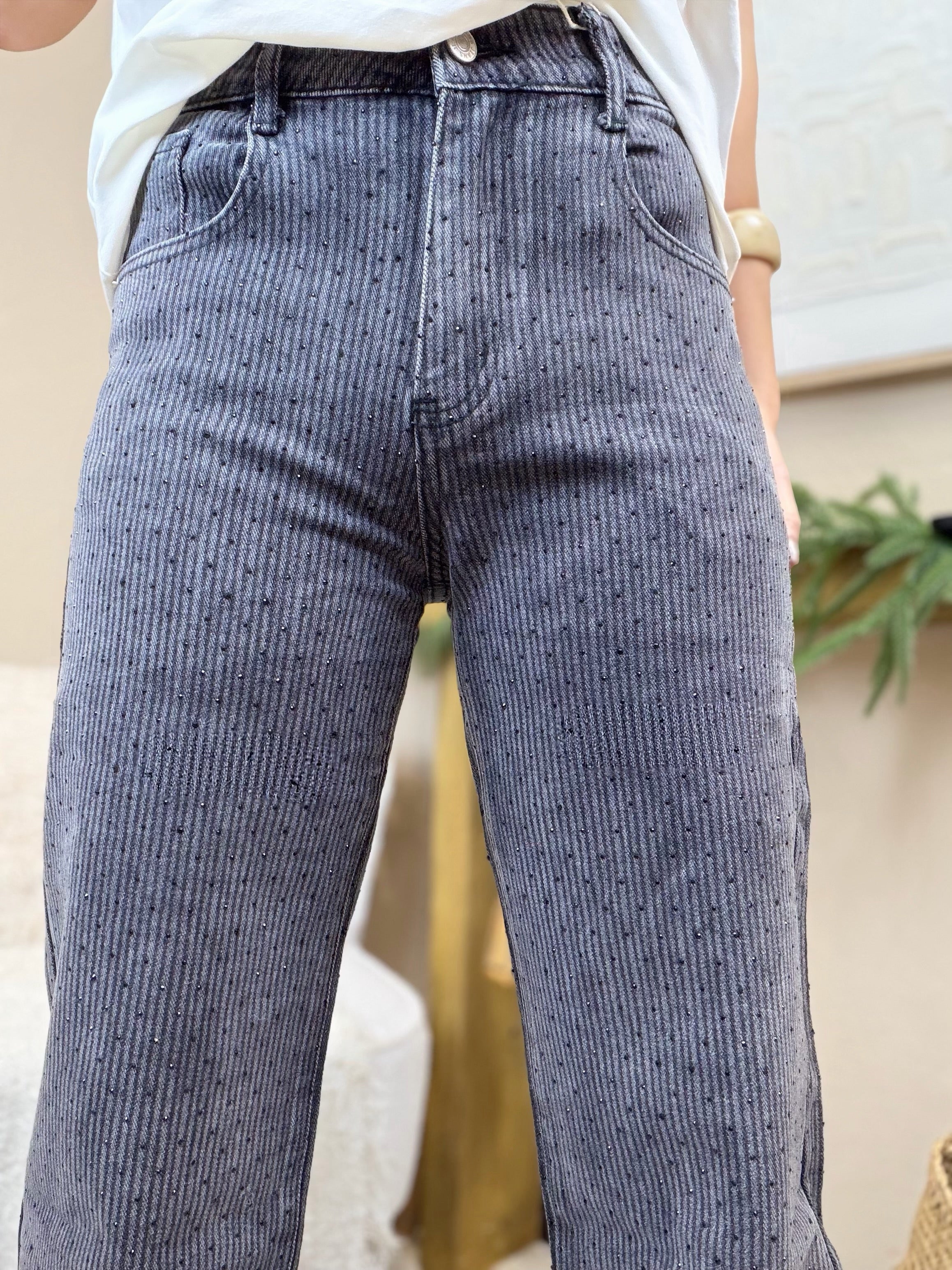 Jean gris à rayures avec strass noirs