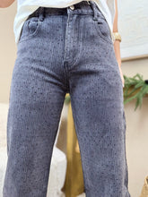 Charger l'image dans la galerie, Jean gris à rayures avec strass noirs
