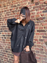 Charger l&#39;image dans la galerie, Chemisier oversize avec coeurs métallisés
