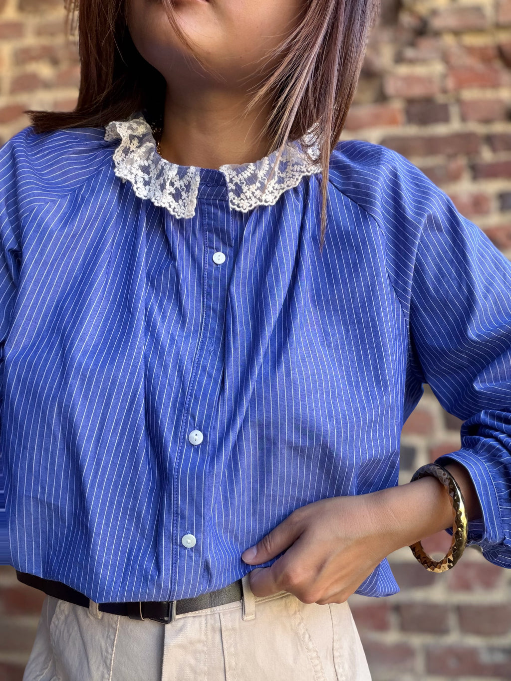 Chemise bleue rayée col dentelle