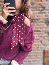 Charger l&#39;image dans la galerie, Pull bordeaux avec noeud à pois
