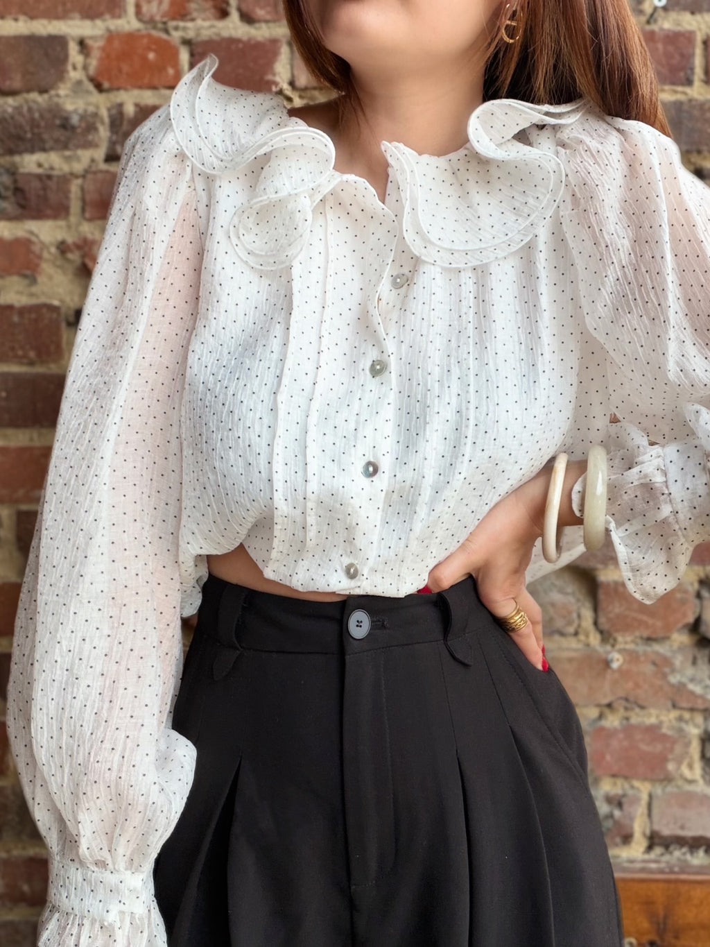 Chemise à pois et col volanté