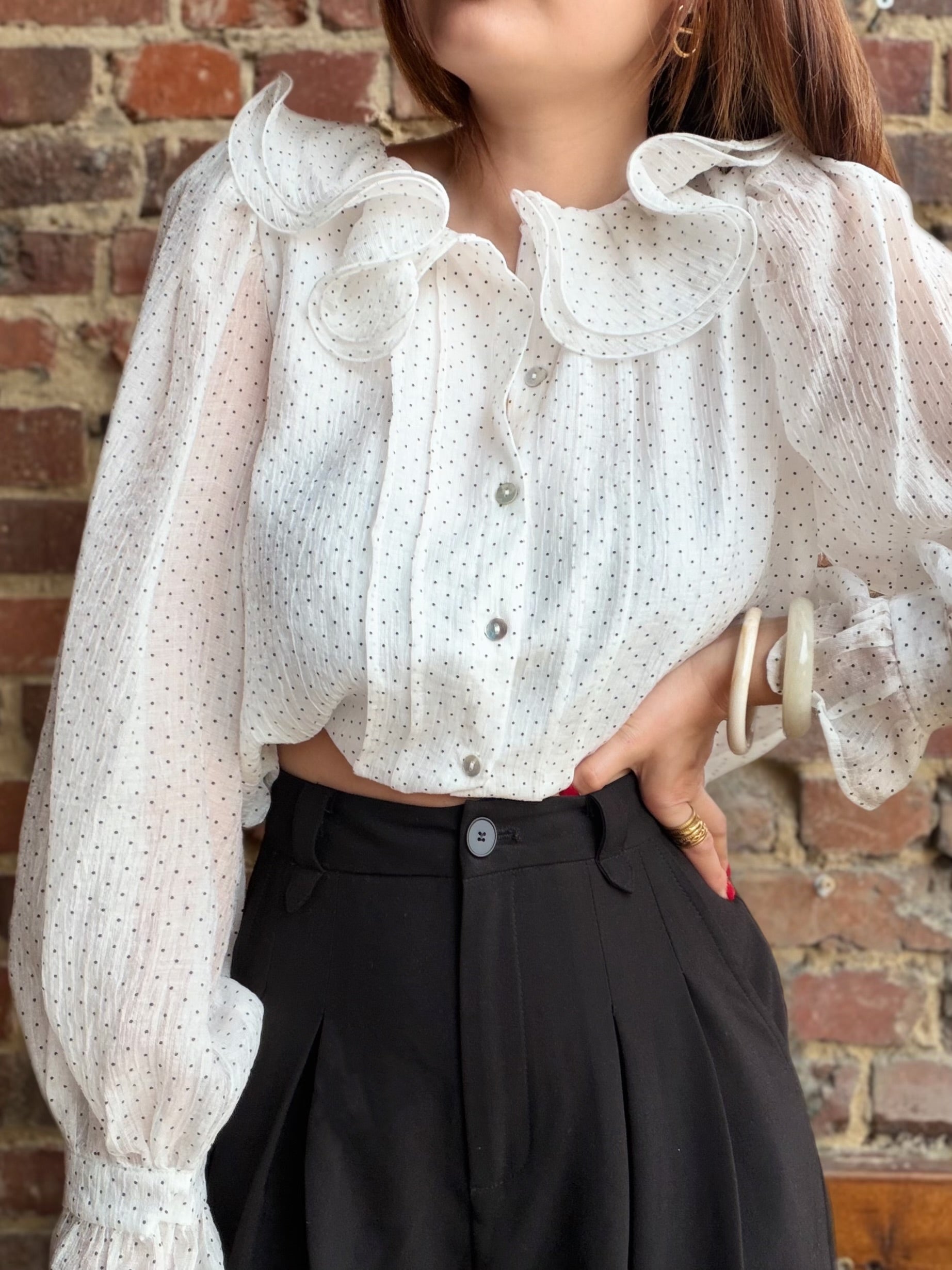 Chemise à pois et col volanté