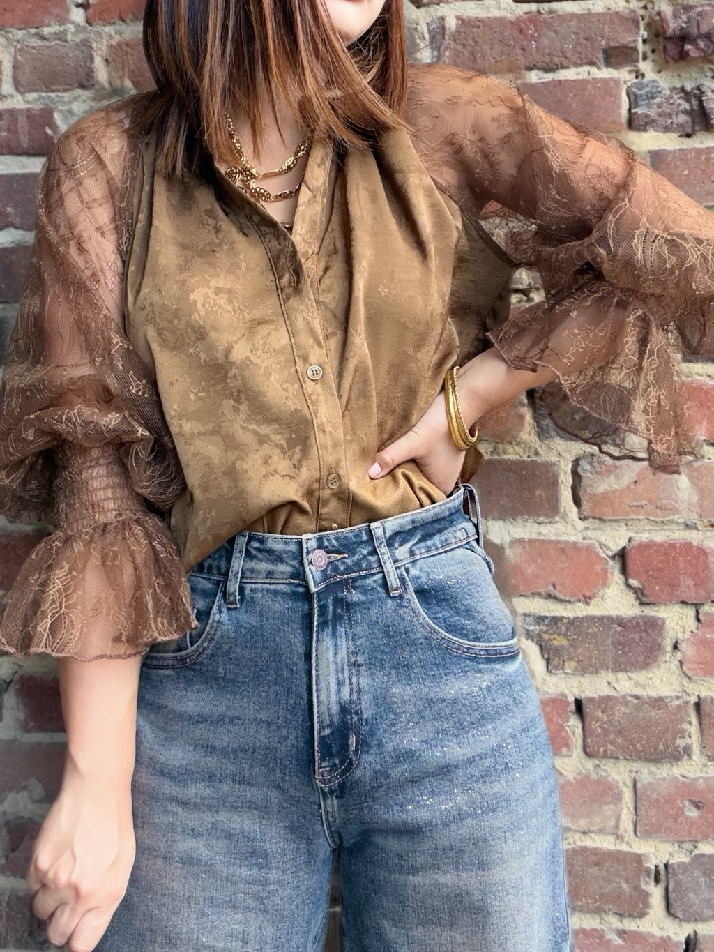 Blouse marron  à manches en dentelle