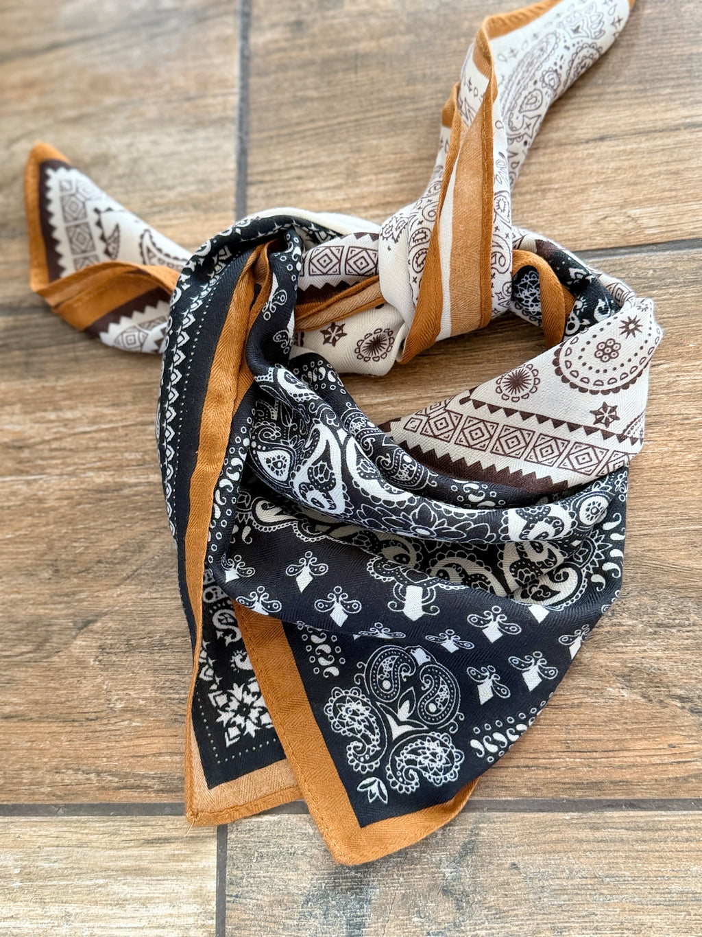 Foulard noir et écru