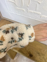 Charger l&#39;image dans la galerie, Manteau moumoute fleurs
