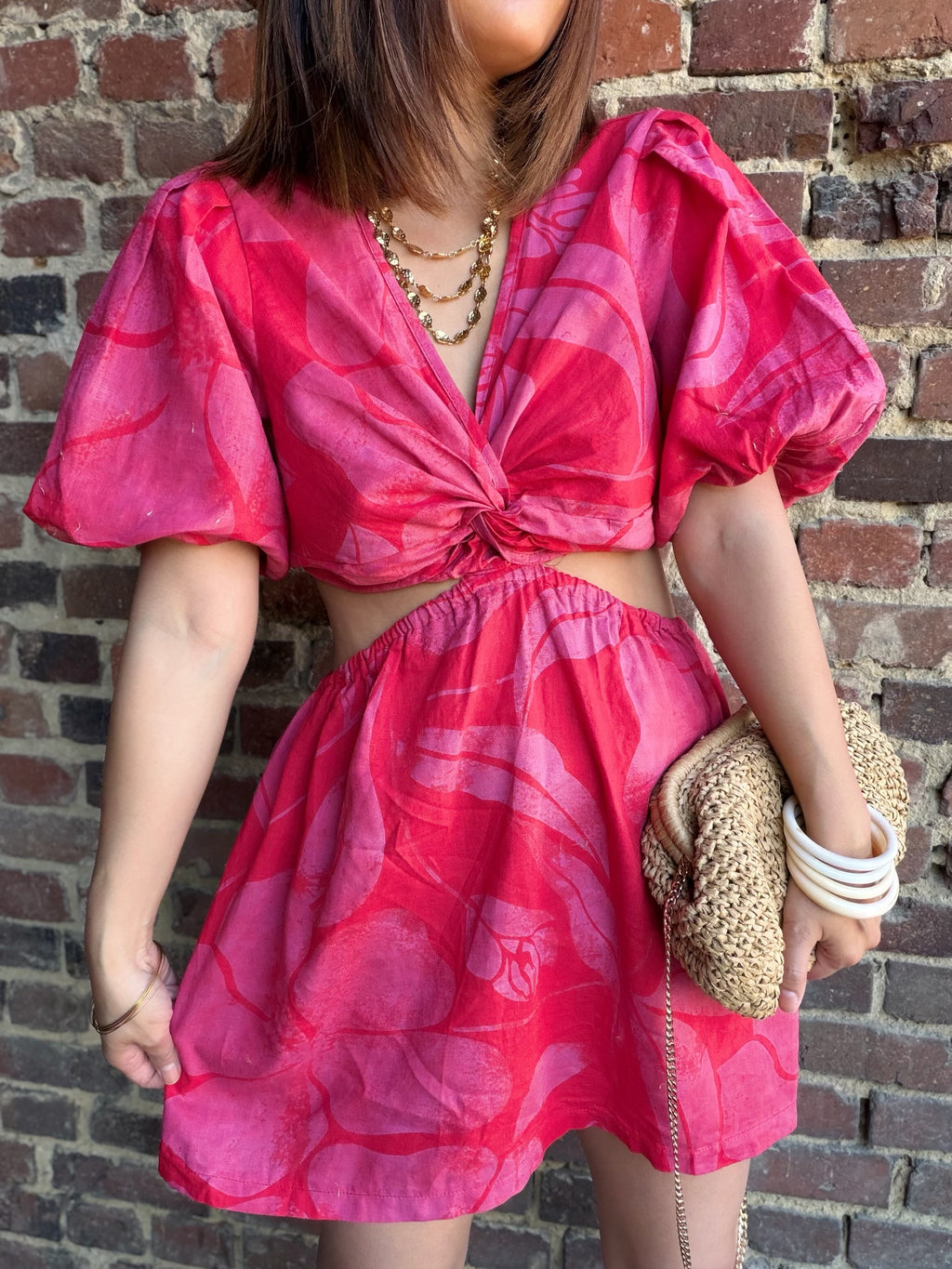 Robe rouge nœud à l’avant ouverte sur les hanches