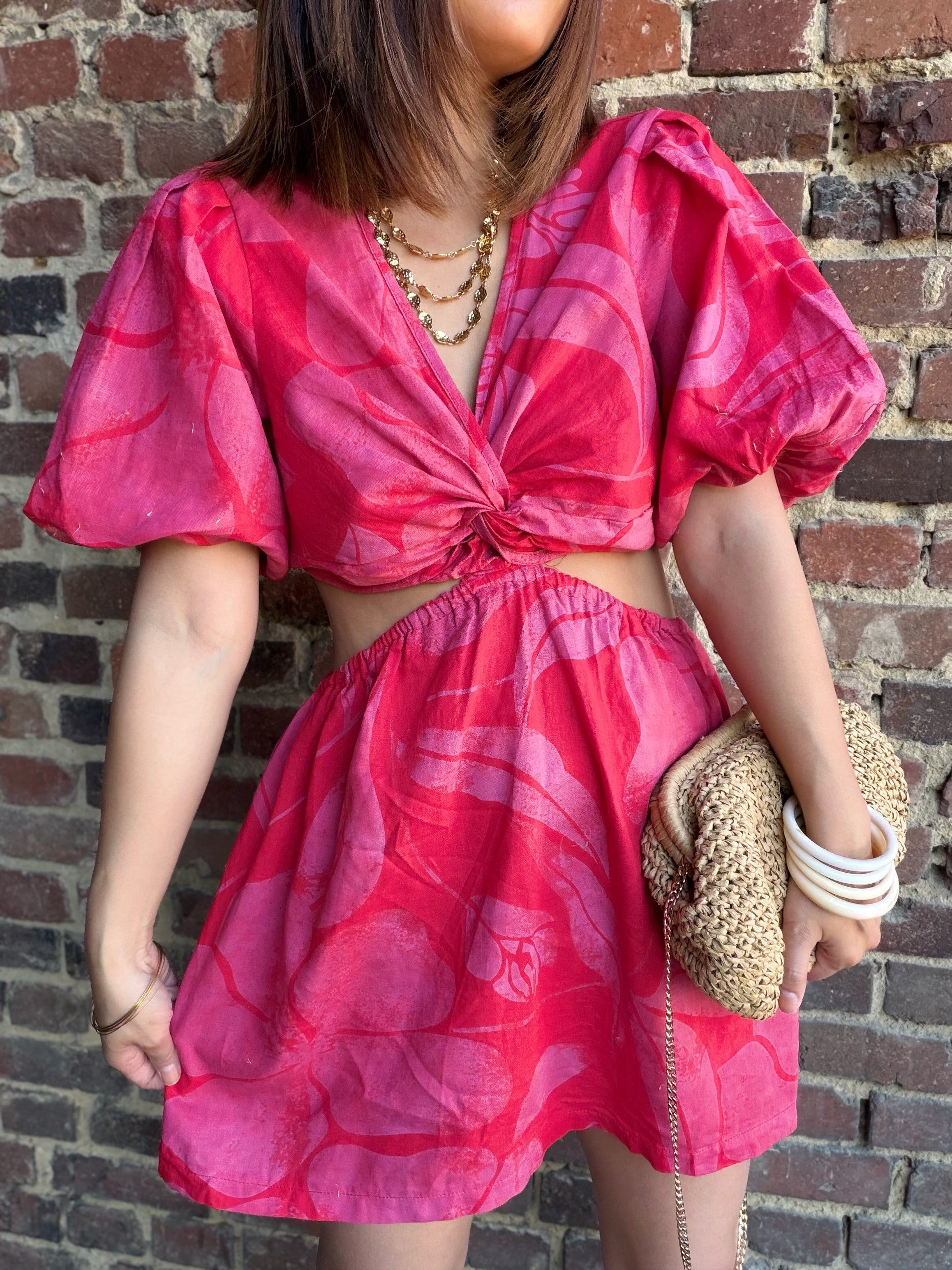 Robe rouge nœud à l’avant ouverte sur les hanches