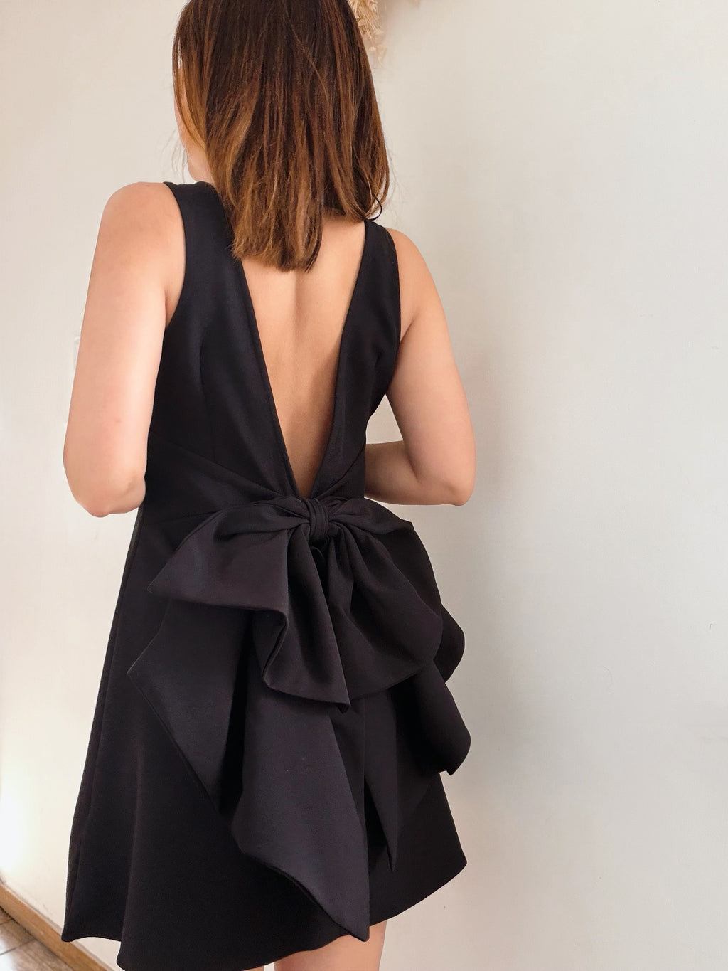 Robe noire nouée