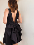 Robe noire nouée