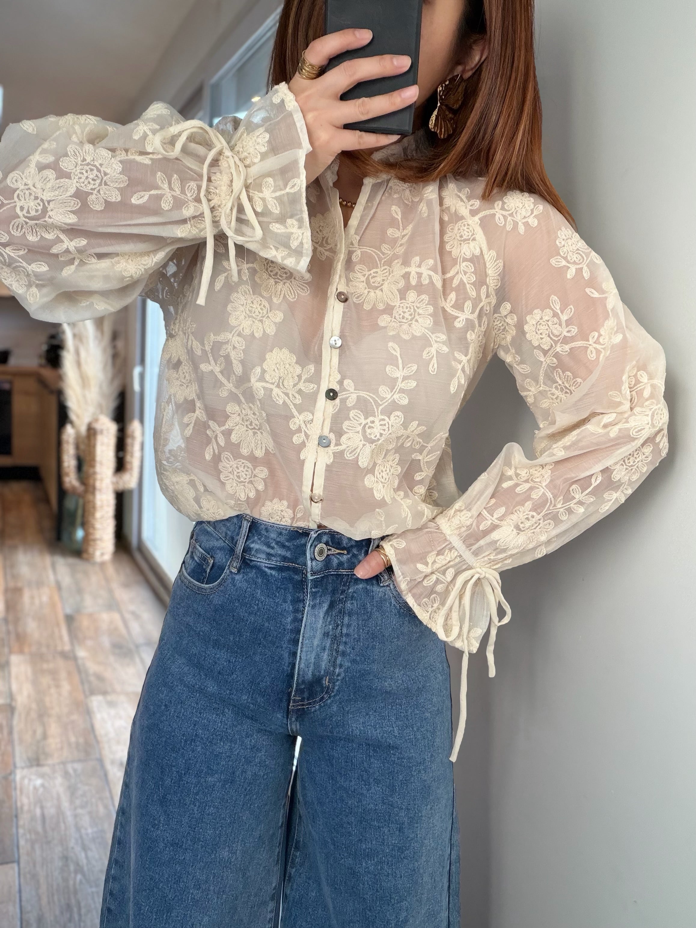 Blouse transparente fleurie