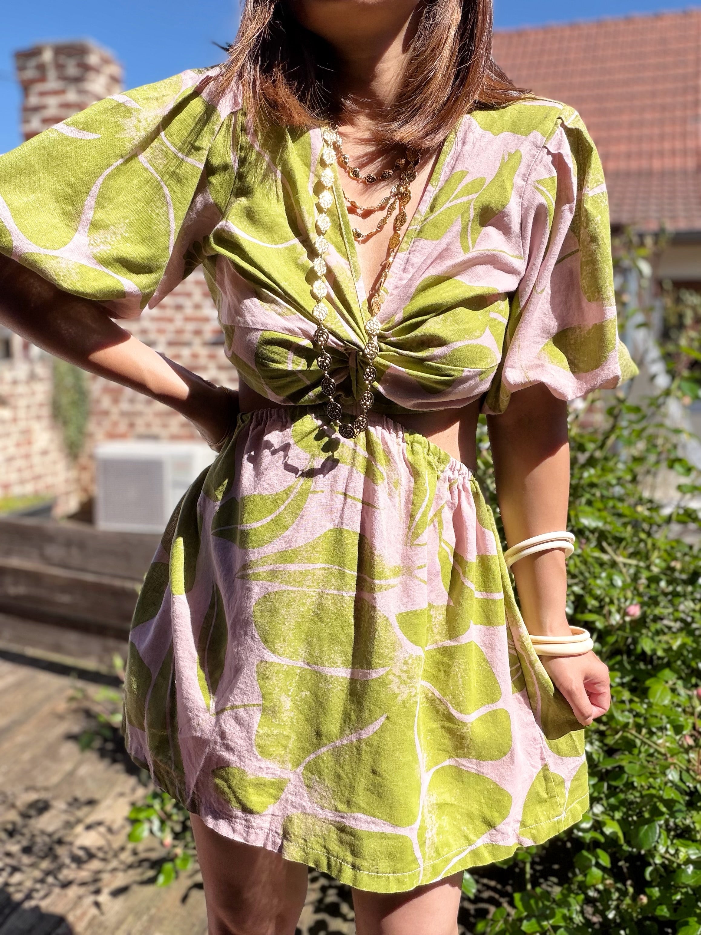 Robe rose nœud à l’avant ouverte sur les hanches