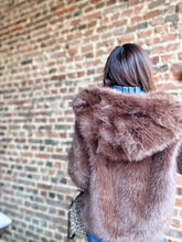 Charger l&#39;image dans la galerie, Veste en fourrure avec capuche
