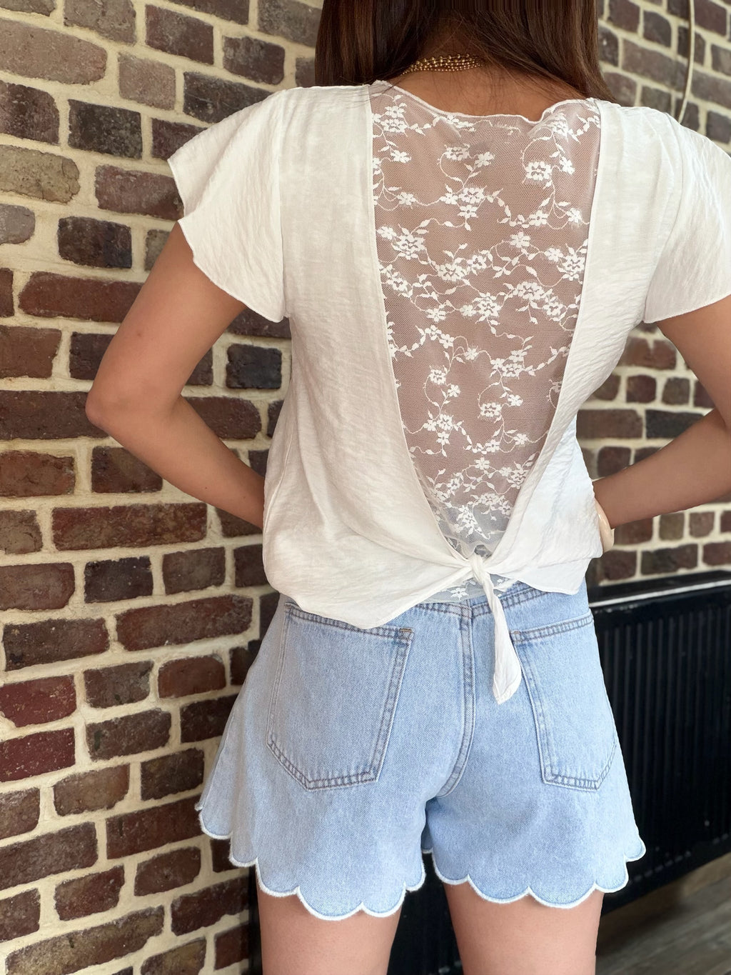 Haut blanc dos dentelle et noué