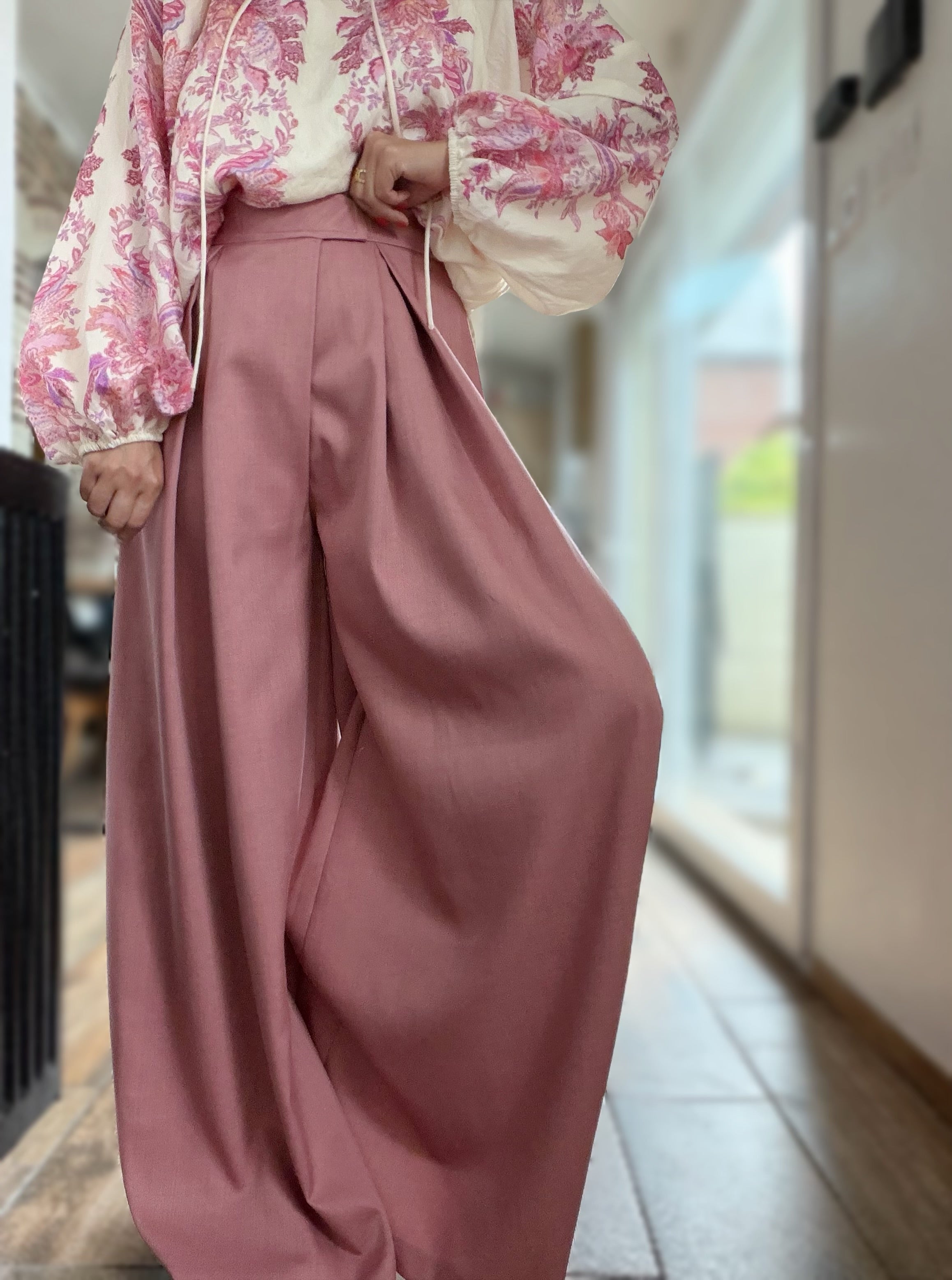 Pantalon large rose à scratch