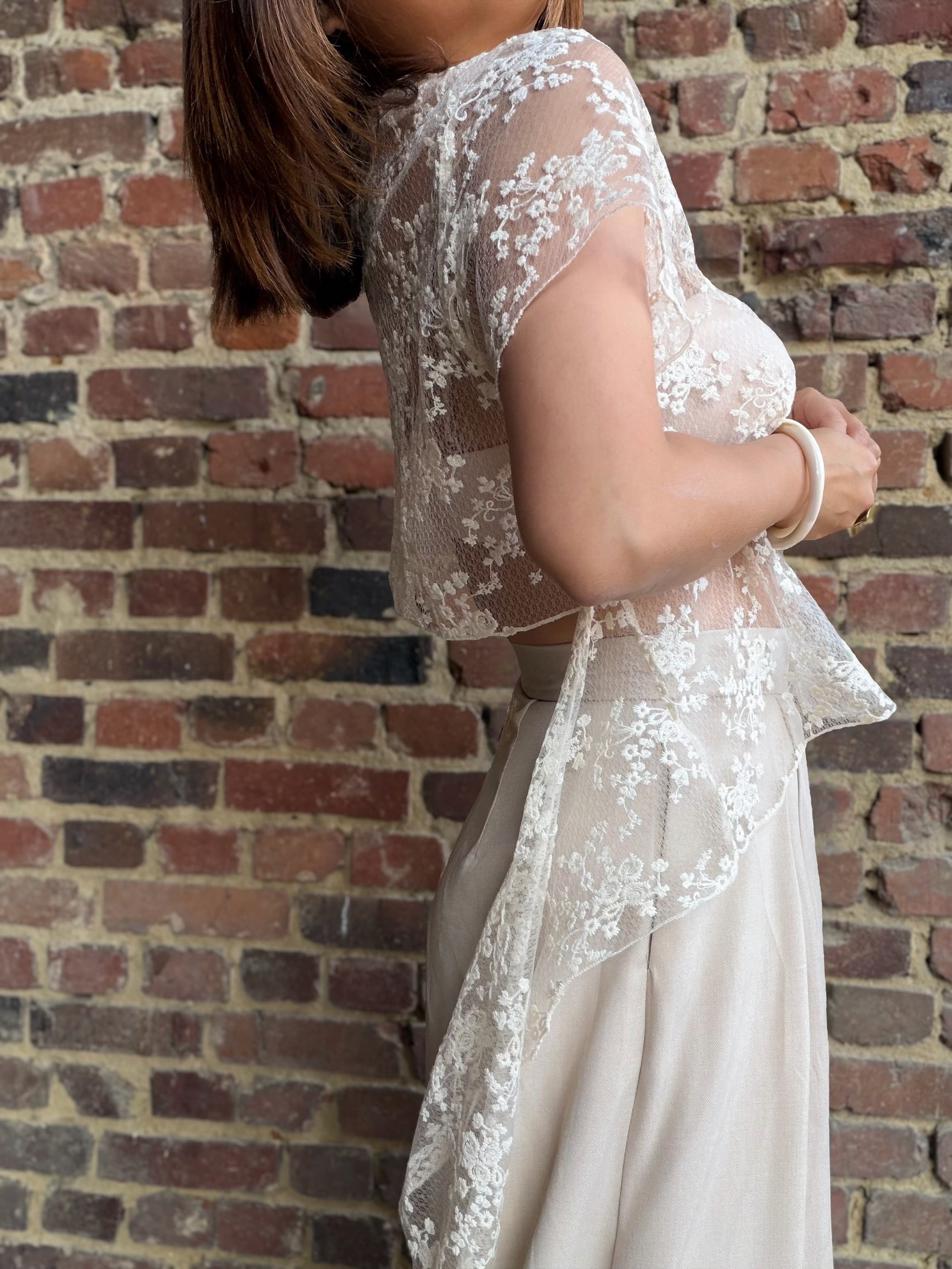 Top dentelle beige nœud dans le dos