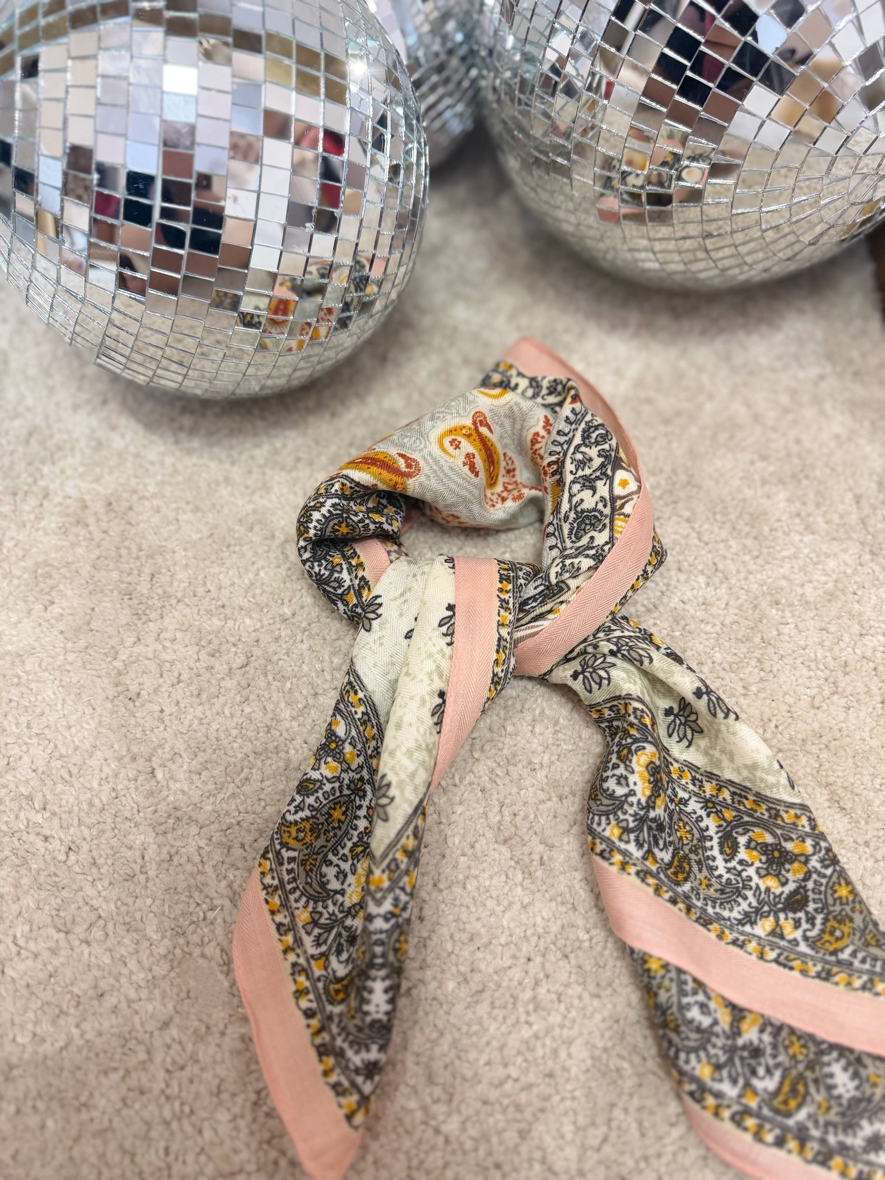 Foulard rose et gris