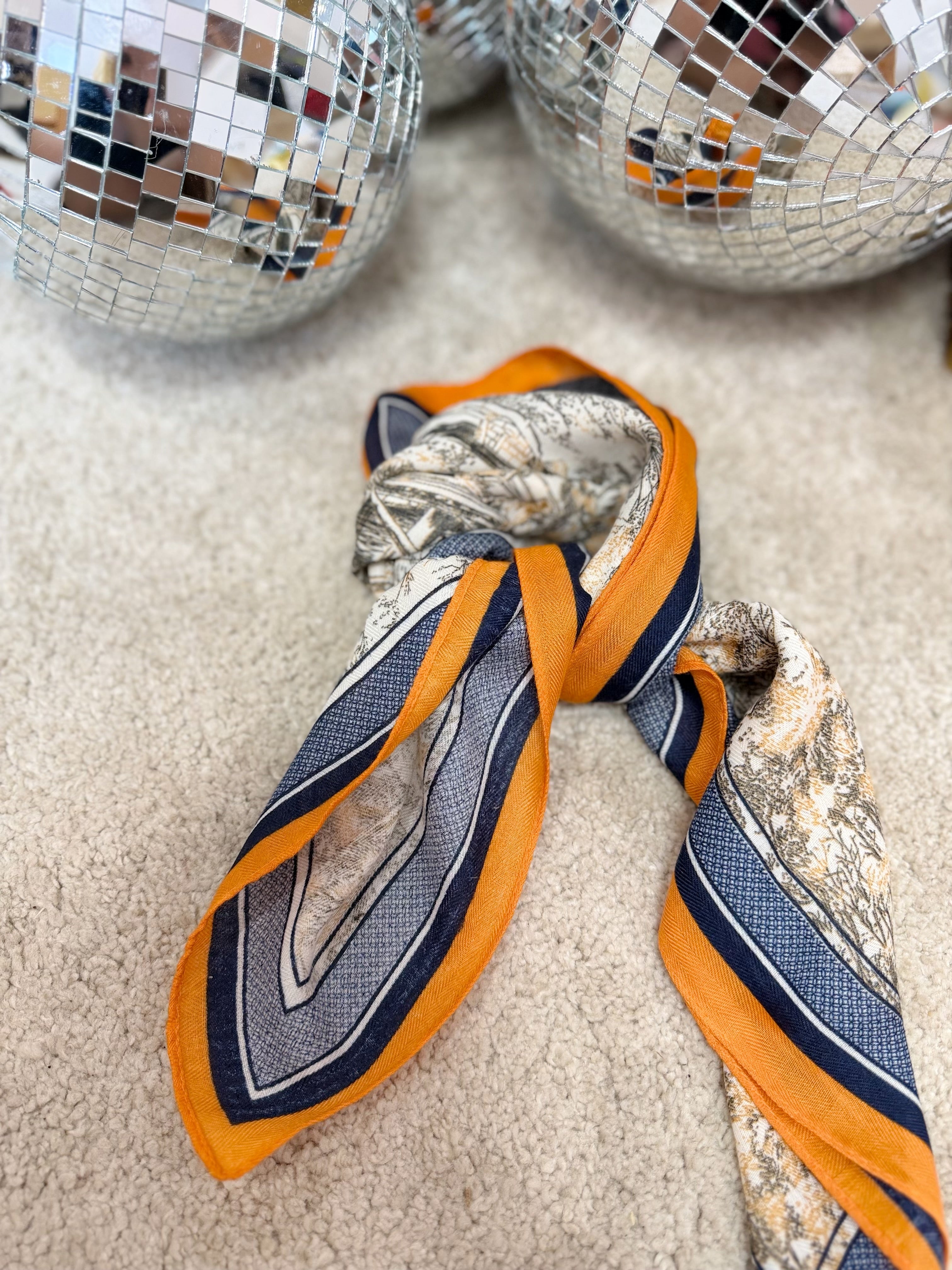 Foulard bleu et orange