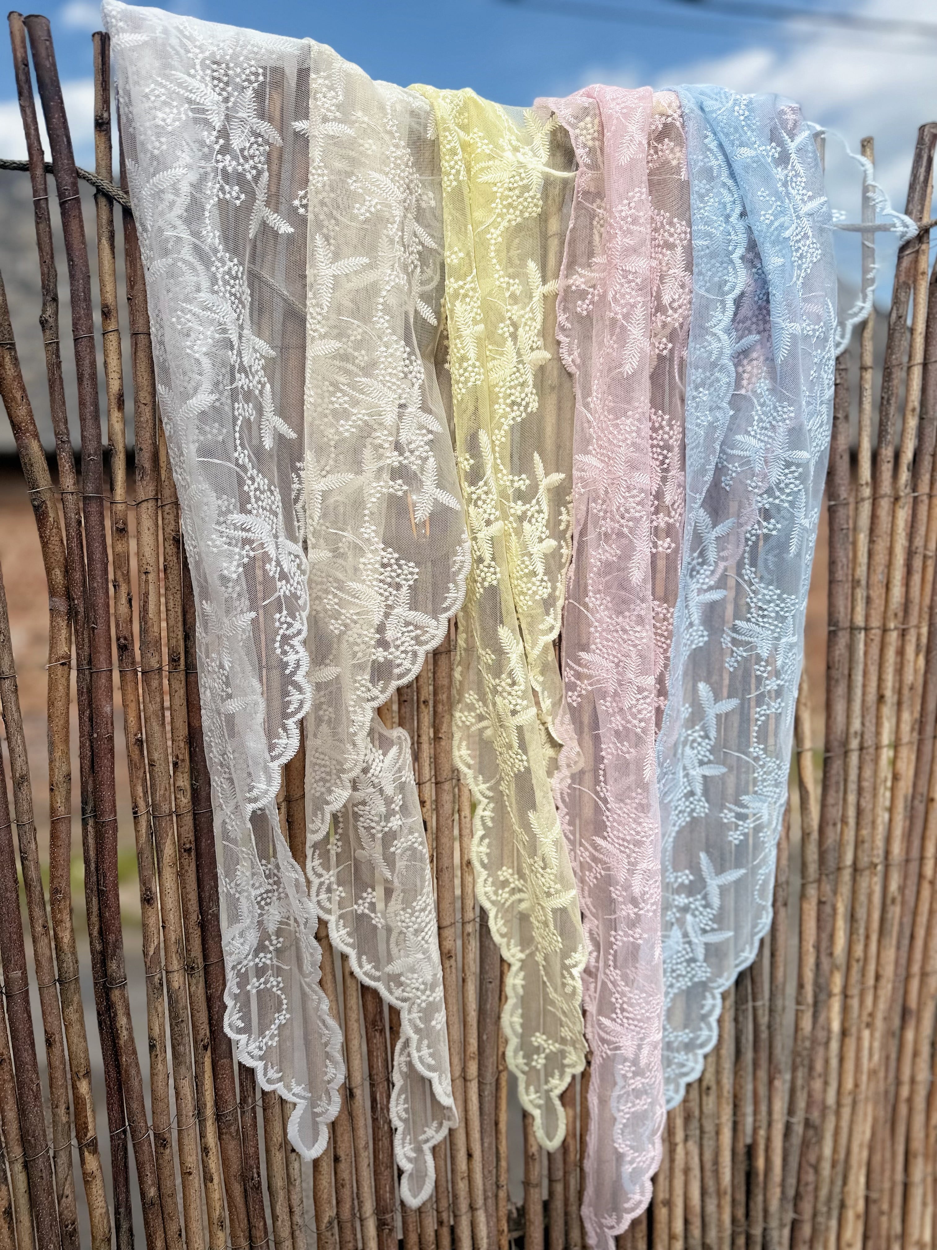 Foulard triangle dentelle