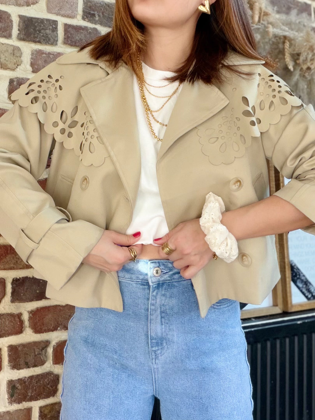 Trench court à détails