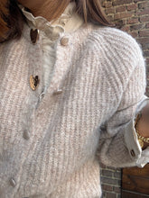 Charger l&#39;image dans la galerie, Gilet beige avec broches en forme de cœur
