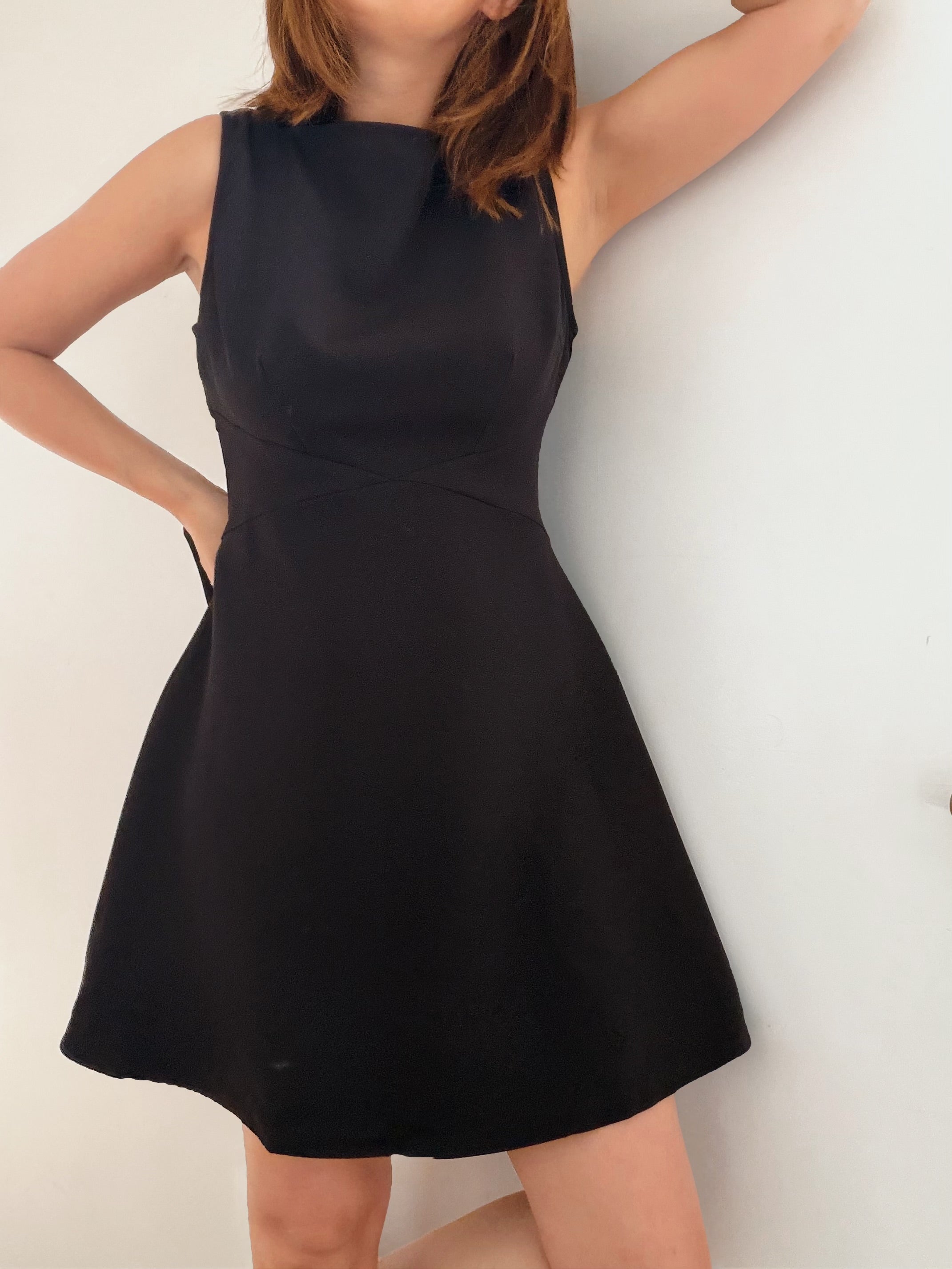 Robe noire nouée
