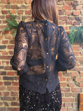Charger l&#39;image dans la galerie, Blouse transparente noire effet dentelle
